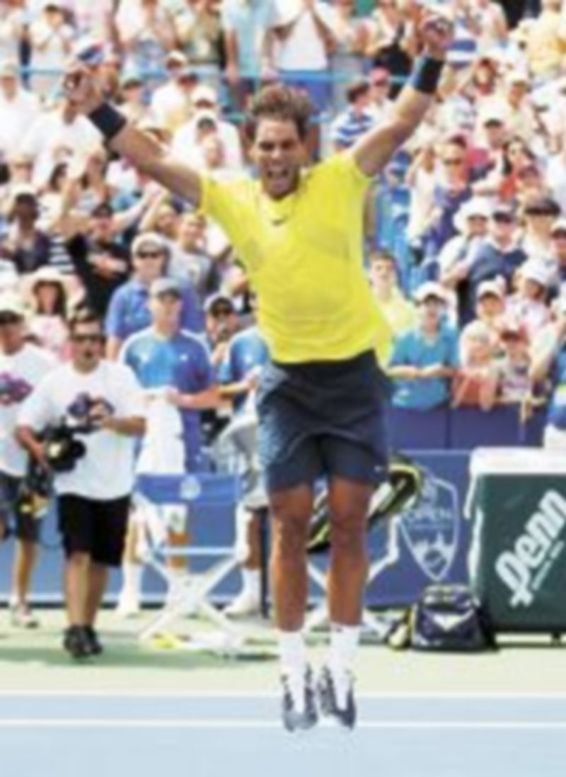 Rafa Nadal salta tras conseguir la victoria en el Torneo de Cincinnati. / Reuters