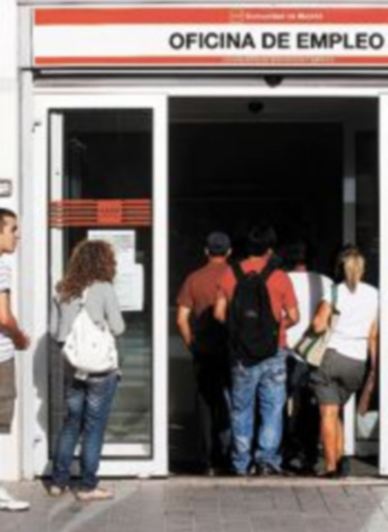 Un grupo de jóvenes sin trabajo guardan turno para acceder a una oficina madrileña de empleo. / Andrea Comas (Reuters)