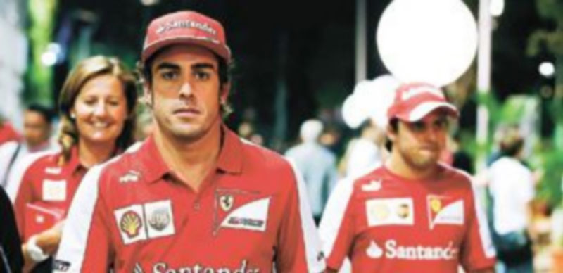 El piloto asturiano examinó el asfalto del trazado de Marina Bay junto al brasileño Felipe Massa. / Efe