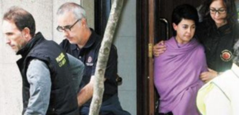 La Policía Judicial finaliza la toma de pruebas y el registro de más de tres horas de duración en el piso de la madre de Asunta. / Xoan Rey (Efe)