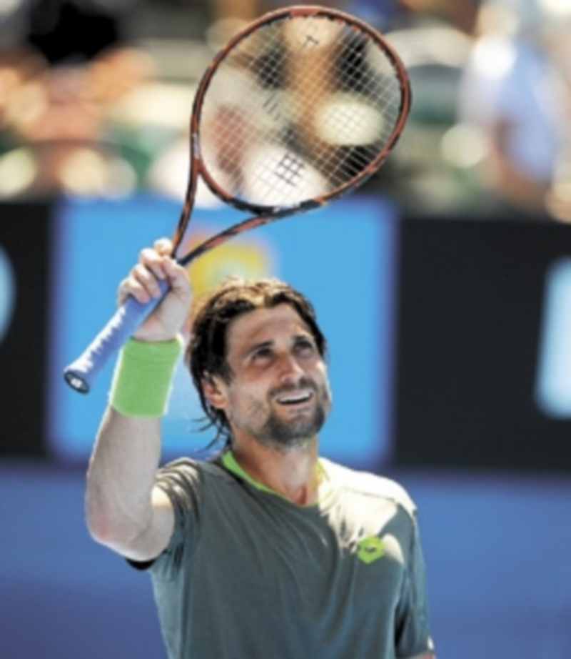 El alicantino saluda al público a la conclusión de su primer envite en Melbourne. / Efe