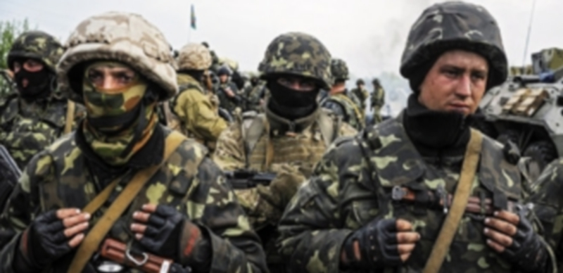 Soldados ucranianos se acercan a la ciudad donde los activistas se han hecho con el control de la situación. / Reuters