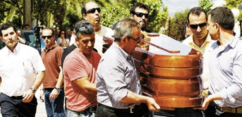 Llegada de un féretro de uno de los cinco adolescentes fallecidos en el accidente del microbús a la localidad pacense de Monterrubio de la Serena. / Efe