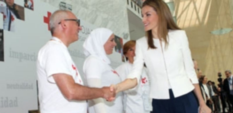 La Reina Doña Letizia saluda a representantes de voluntarios de Cruz Roja Española en el acto de conmemoración del 150 aniversario de la organización./ Agencias