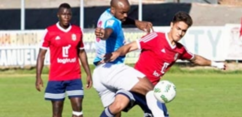 Un clásico azulgrana 1 Ayrton intenta conectar con el balón pese a recibir la falta de un defensor del Real Ávila. / LOLA ORTIZ