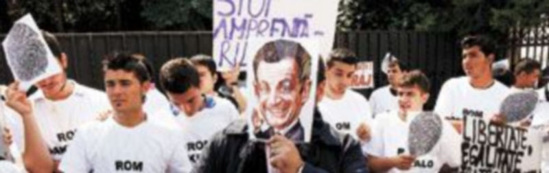 Miembros de la Alianza Cívica de Rumanos se cubren el rostro con fotocopias de huellas