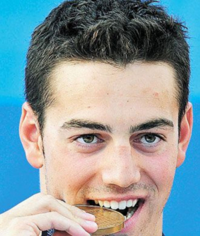 Muñoz muerde su medalla de bronce conquistada en Roma. / REUTERS