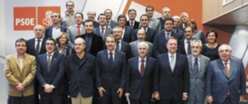 El presidente Zapatero posa para la fotografía de familia con los asistentes a la reunión del Consejo Territorial del PSOE. / EFE