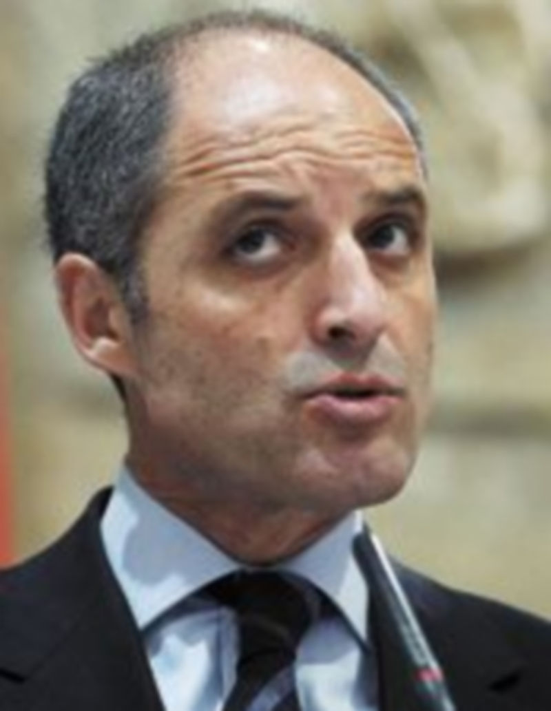 Francisco Camps puede que se vea en la disyuntiva de sacrificar su maltrecha reputación por el bien de sus compañeros de Madrid. / Efe