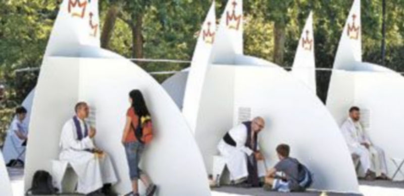 Los jóvenes peregrinos se confiesan en el Parque del Buen Retiro en el primer día de las jornadas católicas / Reuters