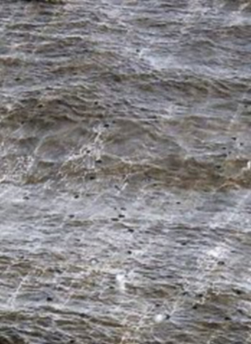 Lava y burbujas en el mar.