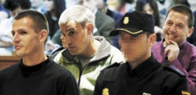 Los miembros de ETA Igor Portu (i) y Mattin Sarasola (c)