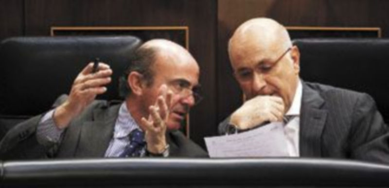 El dirigente ‘popular’ Luis de Guindos conversa con el nacionalista José Antonio Durán i Lleida