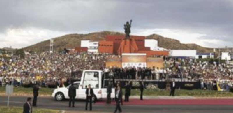 El Sumo Pontífice recorre las afueras de la ciudad de Guanajuato (México) en su papamovil bajo la atenta mirada de miles de fieles. / Reuters