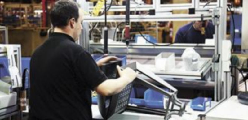 Un operario trabaja en una factoría de Valladolid. / Ical