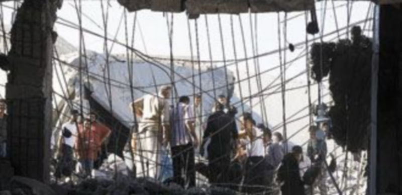 Un grupo de civiles comprueban los desperfectos ocasionados por las ofensivas del Ejército sobre Alepo. / Reuters