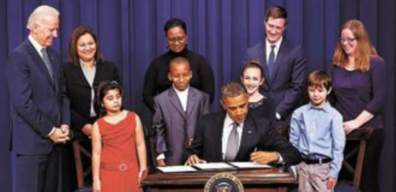 Obama firma las propuestas delante de Biden y familiares de víctimas de Newtown.