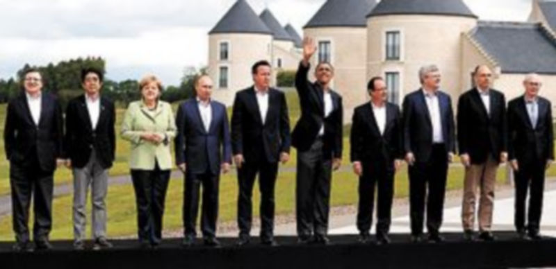 Los líderes del G-8 posan con los presidentes de la UE y de la CE. / Reuters