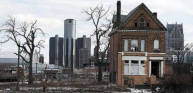 Panorama desangelado en un barrio de la ciudad con rascacielos al fondo. / Reuters