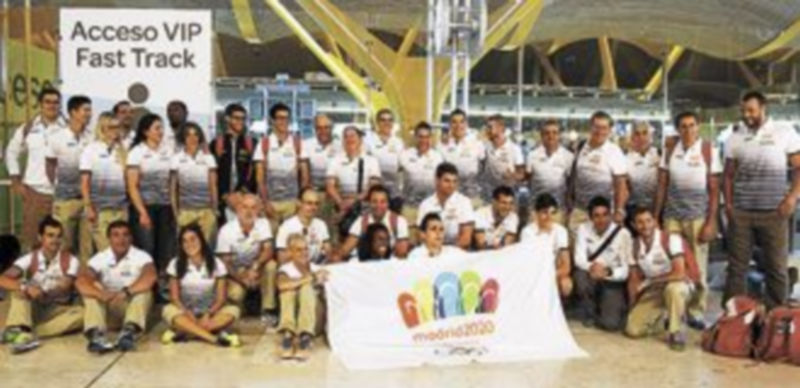 La primera parte de la expedición española salió ayer hacia Moscú. / Efe