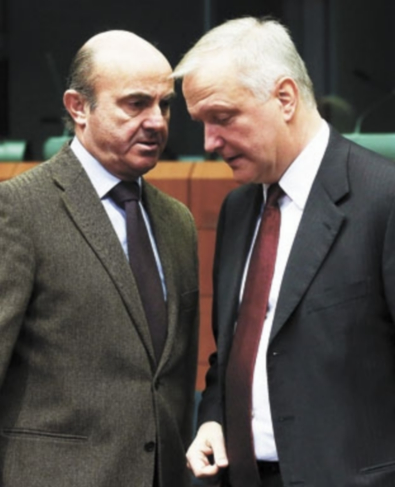 El ministro Luis de Guindos cambia impresiones en Bruselas con Olli Rhen