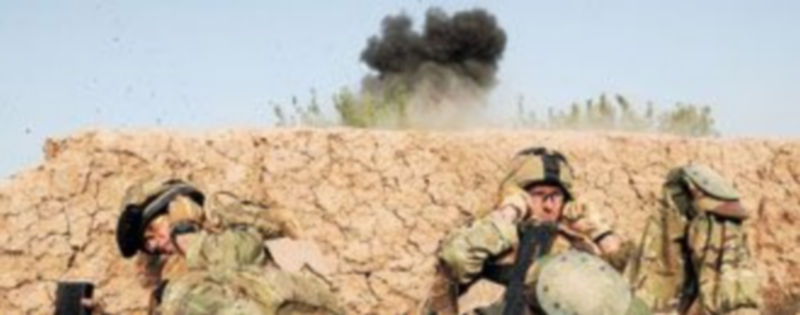 Soldados de la Compañía Somme del primer batallón del regimiento del duque de Lancaster destruyen explosivos y otros materiales al sur de Afganistán. / Efe