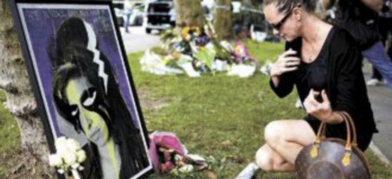 Los seguidores de la vocalista acuden a las inmediaciones de su residencia