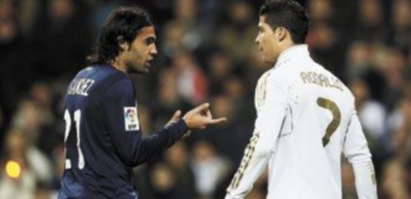 Sergio Sánchez y Cristiano Ronaldo discuten durante el encuentro de ida de la semana pasada. / Reuters