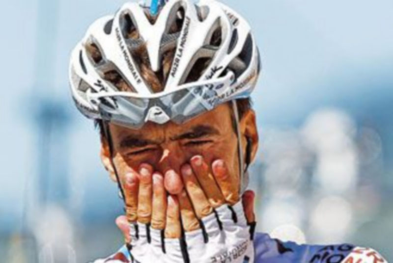 Riblon se emociona tras cruzar la línea de meta. /REUTERS