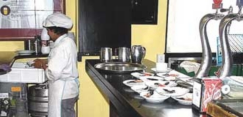 Solamente un 7 por ciento de los españoles desea trabajar en el ámbito del turismo y la hostelería. / Europa Press