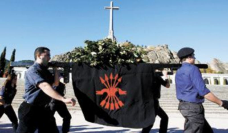 Un grupo de falangistas participa en el Valle de los Caídos en un homenaje al fundador del partido