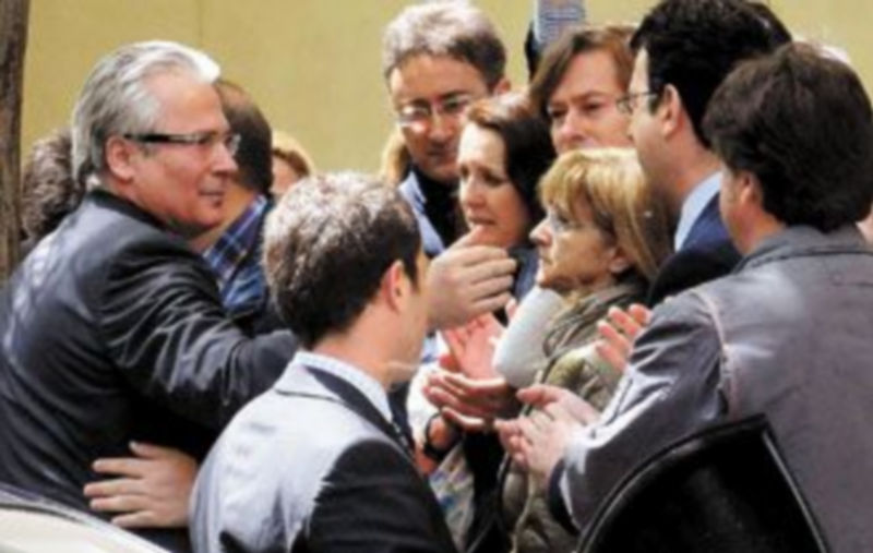 El juez Baltasar Garzón recibe el apoyo de ciudadanos y compañeros de la Audiencia Nacional al abandonar el Alto Tribunal. / EFE