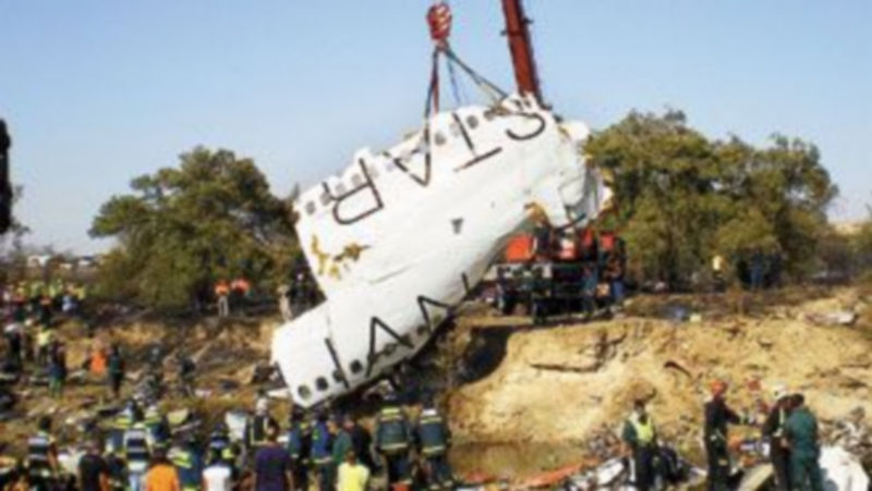 Los restos del fuselaje del avión quedaron diseminados en el entorno del siniestro debido a la fuerte explosión que sufrió al chocar contra el suelo. / EFE