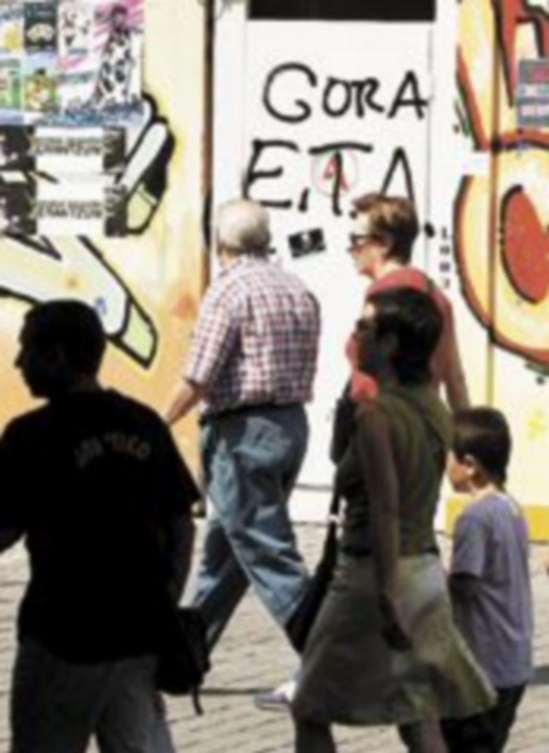 Las pintadas a favor de la banda terroristas son habituales en la zona de fiesta. / EFE