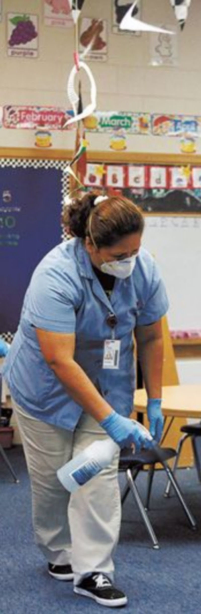 Una mujer sanea un colegio de Texas.