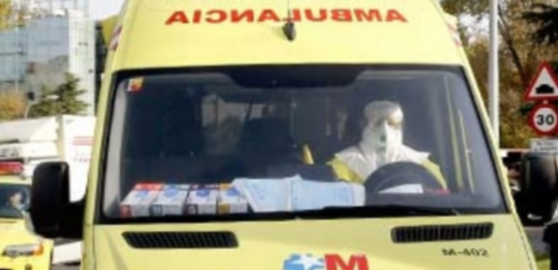 a ambulancia que traslada a la médico cooperante española que podría haberse contagiado de ébola en Malí abandona el Hospital Carlos III. / Efe