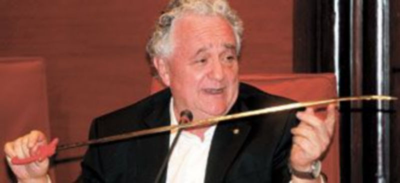 El científico Jorge Wagensberg mostró varios instrumentos utilizados durante las corridas para certificar el sufrimiento del toro durante la lidia. /EFE