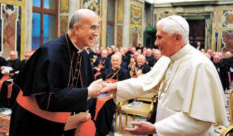 Benedicto XVI saluda al secretario de Estado del Vaticano