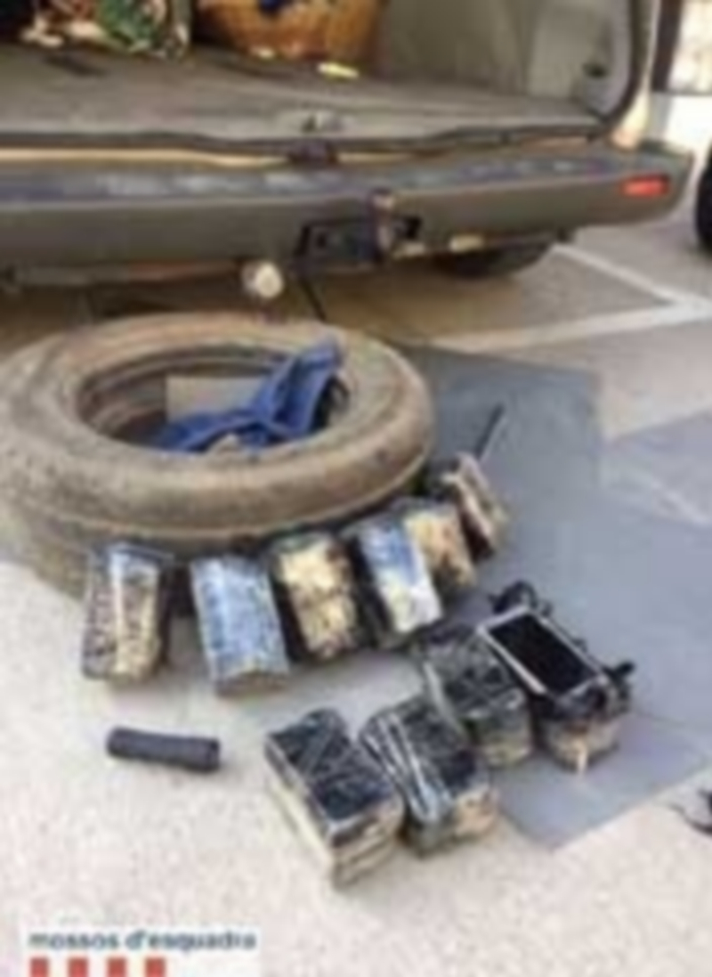 Parte del material intervenido por efectivos de los Mossos d’Esquadra en el transcurso de la detención. / Europa Press