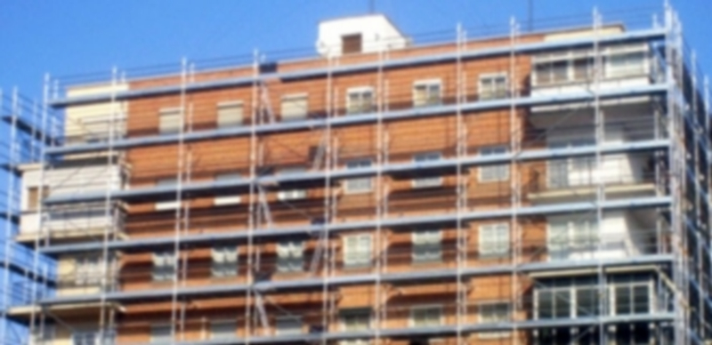 Fomento invierte 300.000 euros en rehabilitar viviendas protegidas 1 El andamiaje en la fachada de un edificio de viviendas evidencia que se va a someter a una rehabilitación. / Agencias