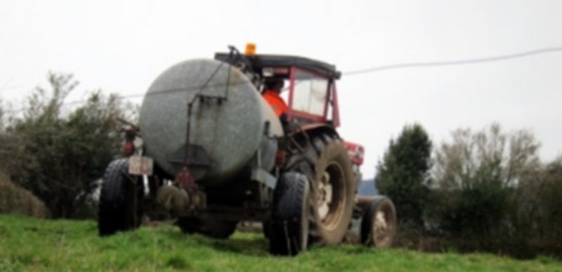 Un tractor realiza labores en uno de los campos españoles dedicado a la producción agrícola. / Efe