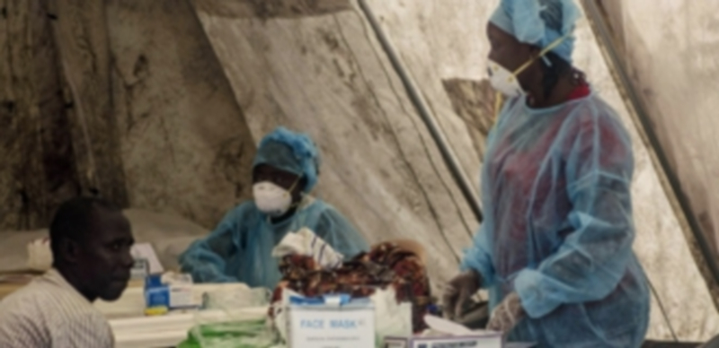 Miembros del hospital de Kenema atienden a un paciente. / Agencias