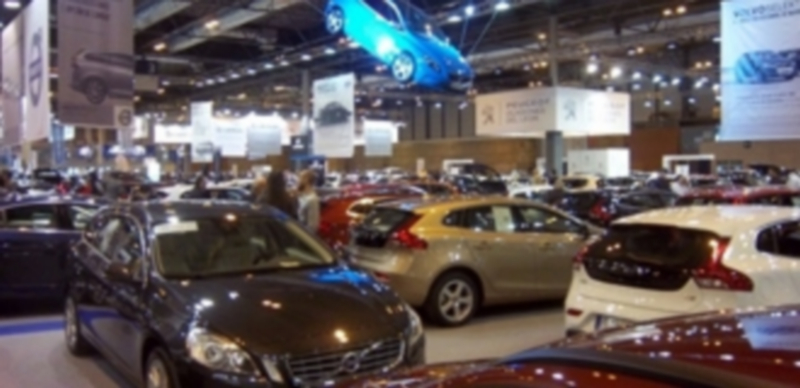 Coches de diferentes modelos se exhiben en una muestra de fabricantes para dar a conocer las novedades a los potenciales clientes. / europa press