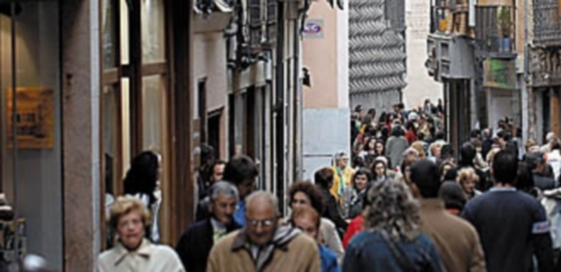 El eje que forman las calles Cervantes y Juan Bravo congrega una amplia representación del comercio de Segovia. / J. Martín