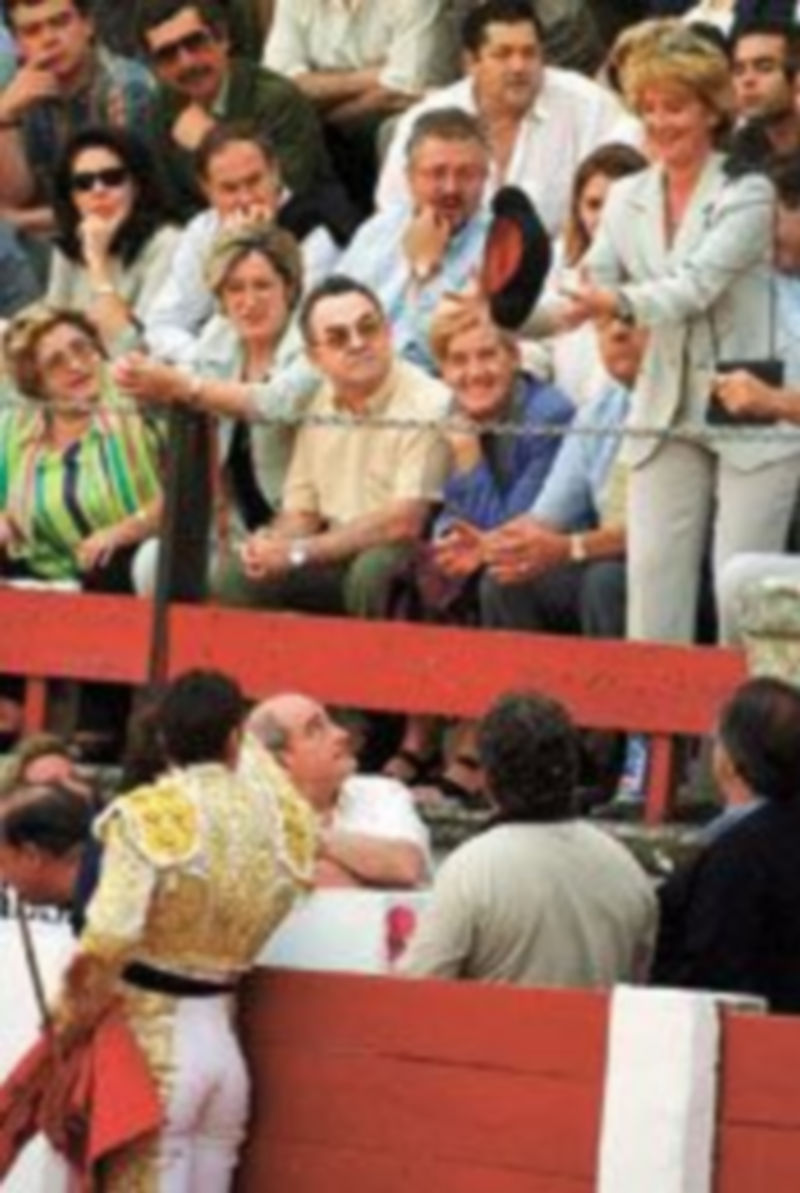 El diestro Manuel Bejarano brinda un toro a Esperanza Aguirre. / Efe