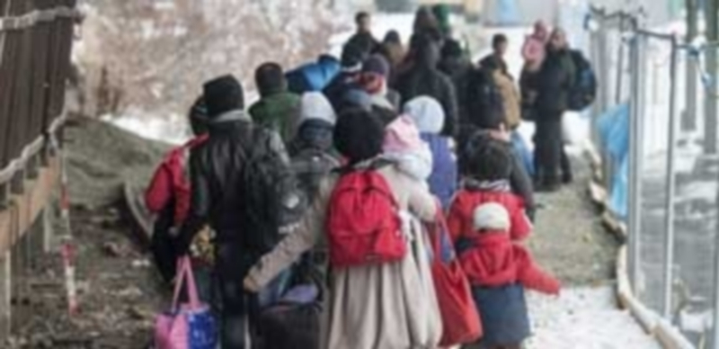 Miles de personas deciden salir de sus ciudades natales para no sufrif la consecuencias mortales del conflicto sirio . / E.P.