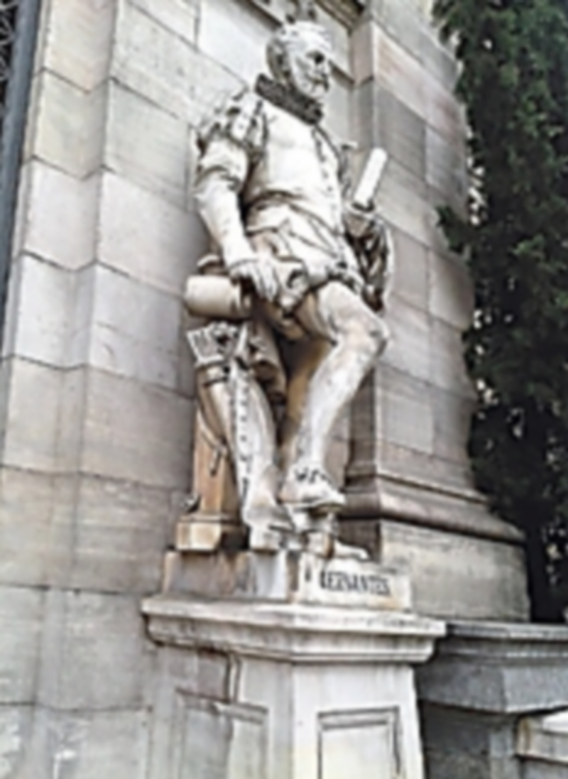 La Biblioteca Nacional rinde tributo a Cervantes en el IV Centenario de su muerte 1 Escultura de Cervantes en una de las puertas de la Biblioteca Nacional. / Agencias