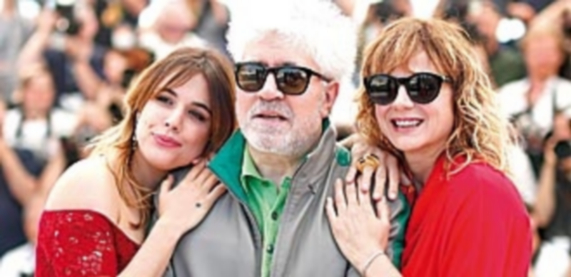 Pedro Almodóvar posa en Cannes junto a las protagonistas de ‘Julieta’