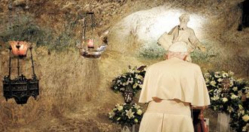 El Papa reza en la gruta de San Pablo