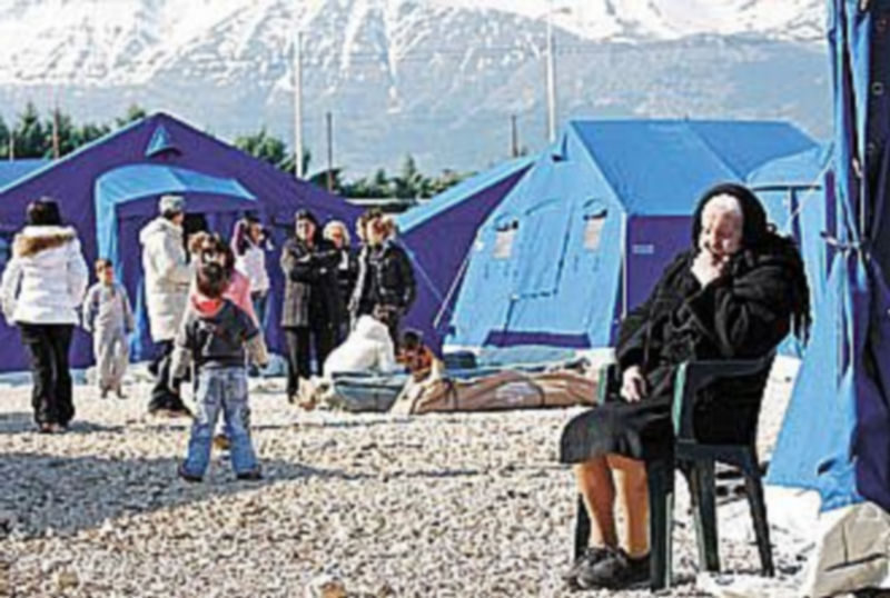 Varias víctimas del terremoto descansan en un centro de acogida instalado en Paganica